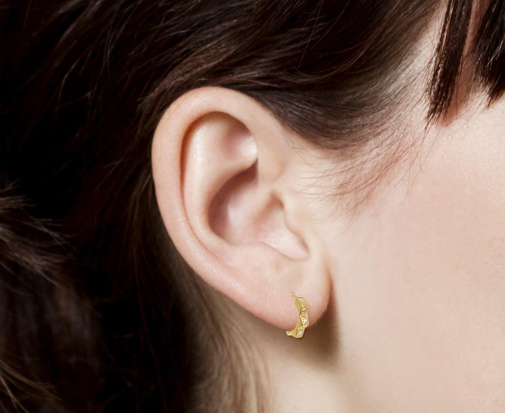 SINGLE Diamond Stelle Hoop Earring zoom 8_alison_lou_gold_diamond_stelle_huggy_single_earr