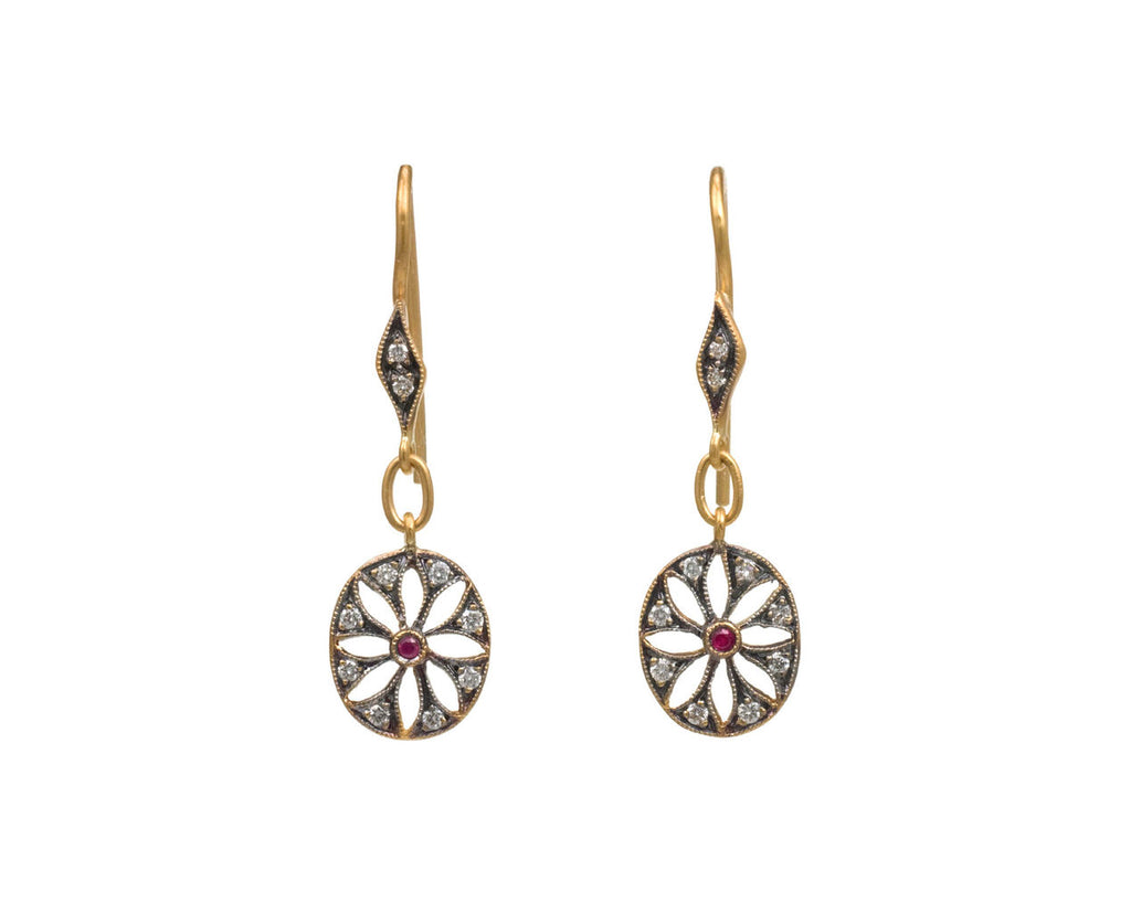 Oval Cut-Out Star Earrings zoom 1